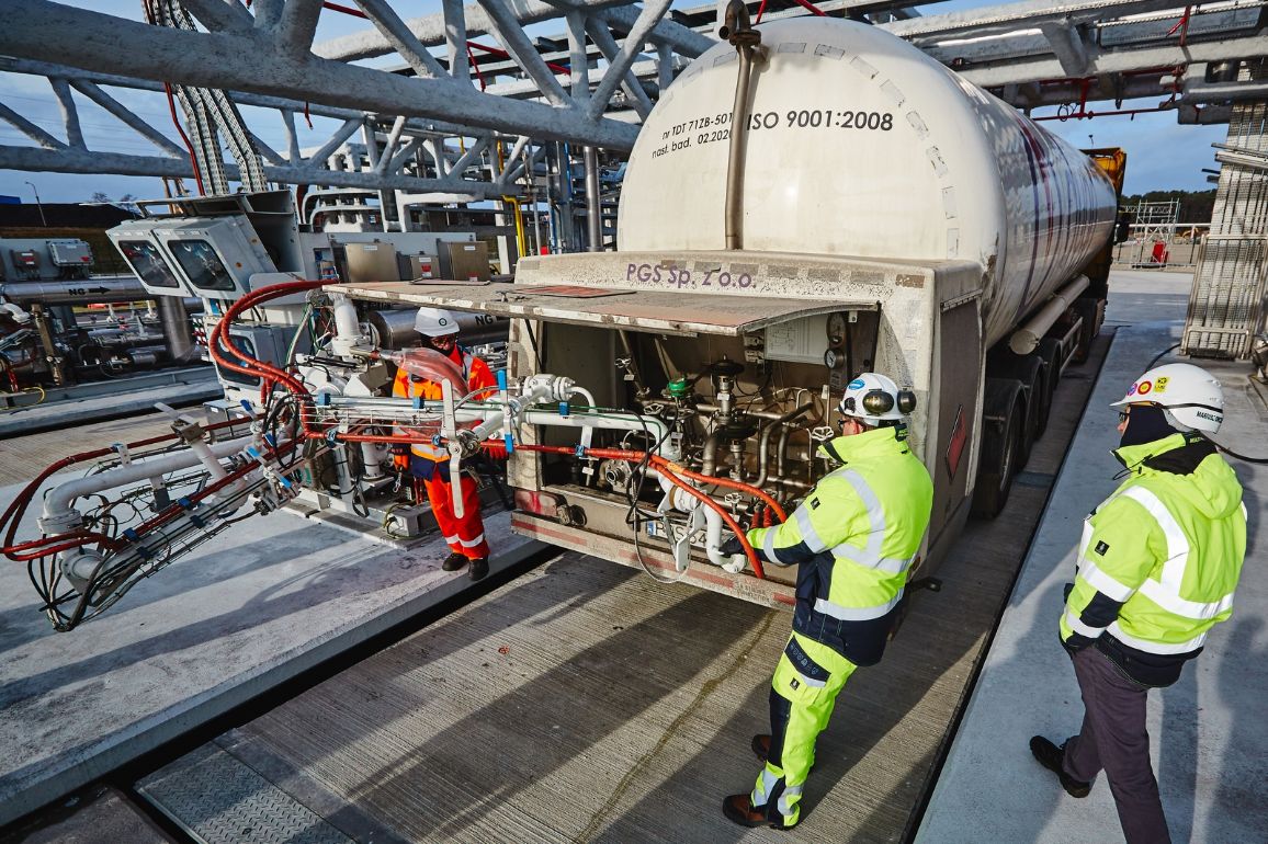 Załadunek autocystern w terminalu LNG - 02