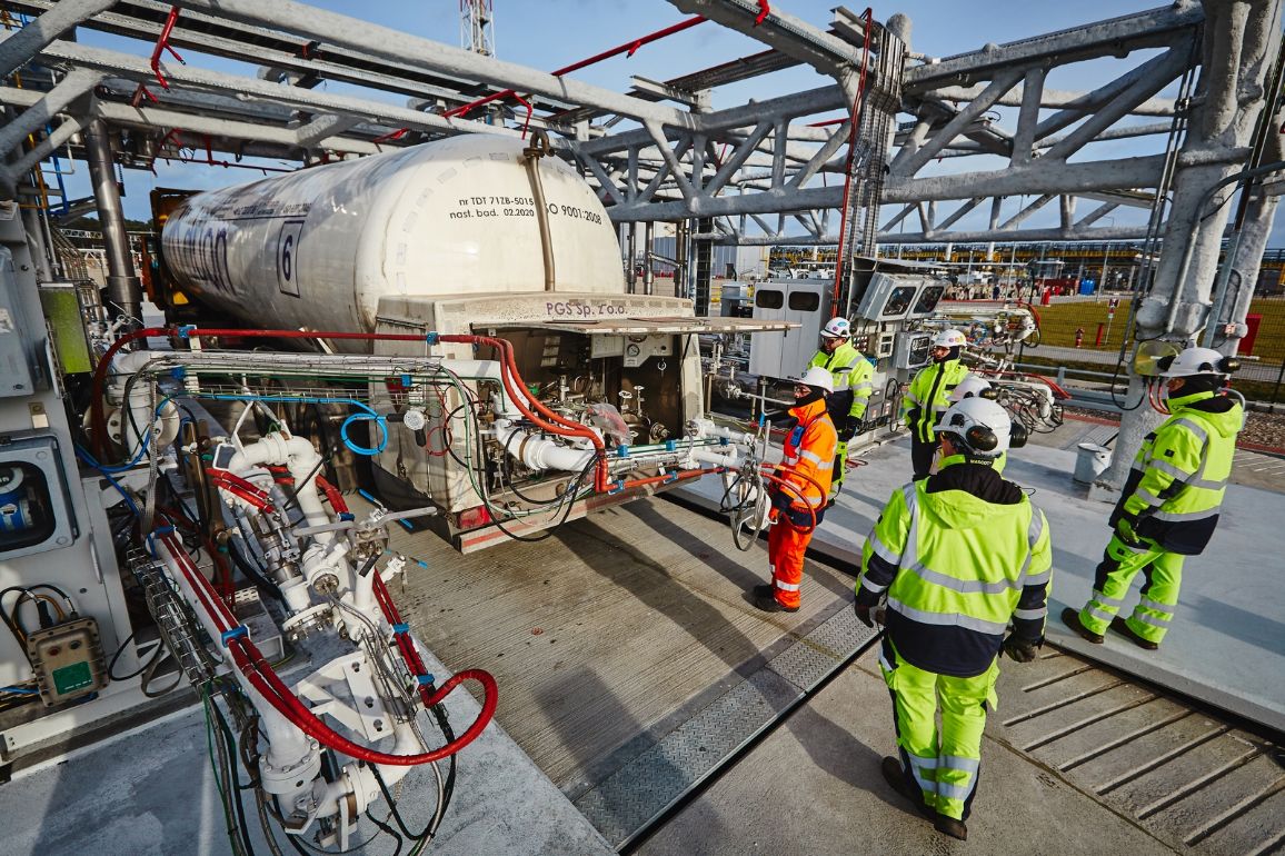 Załadunek autocystern w terminalu LNG - 03