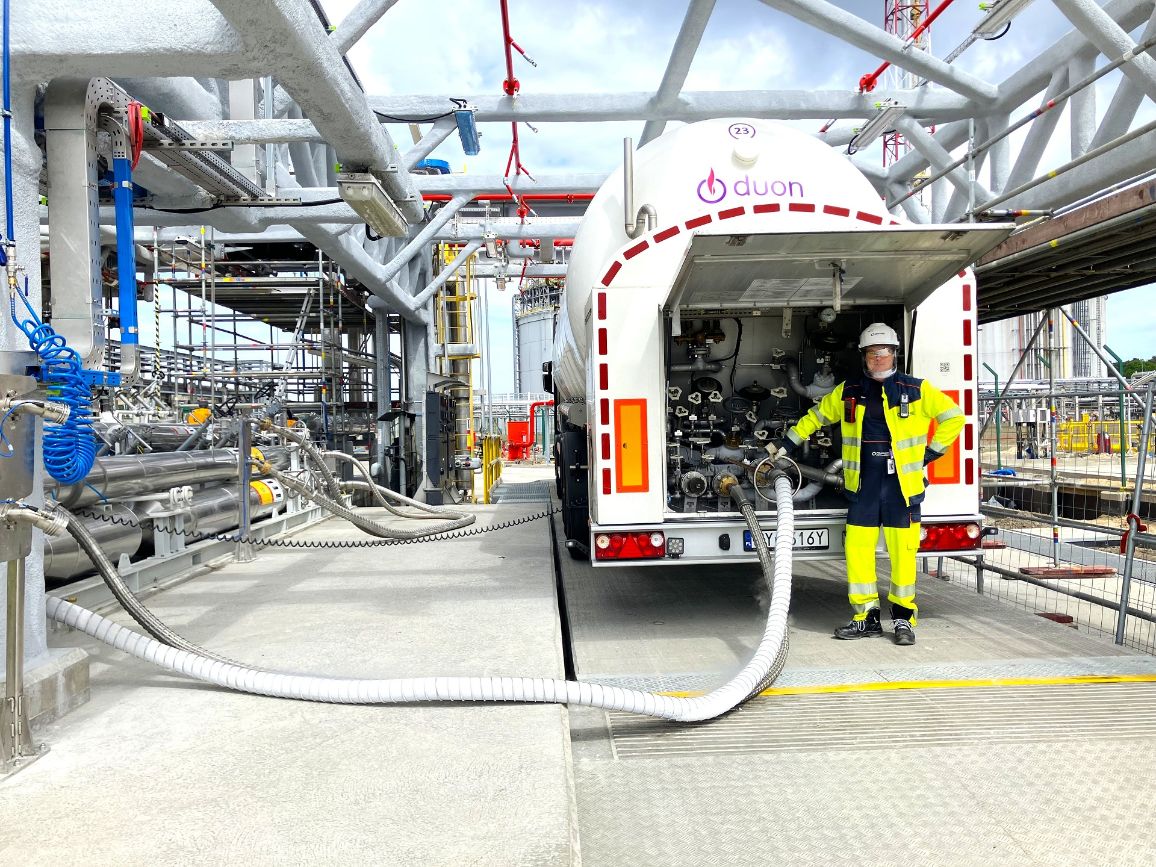 Załadunek autocystern w terminalu LNG - 04