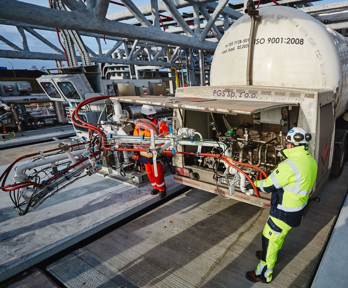 Załadunek autocystern w terminalu LNG - 02