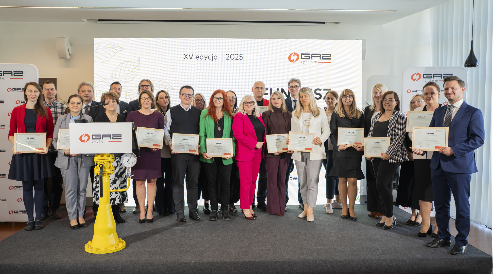 Laureaci Funduszu Naturalnej Energii - XV edycja. Grupowa fotografia z osobami  reprezentującymi instytucje, które otrzymały grant.  