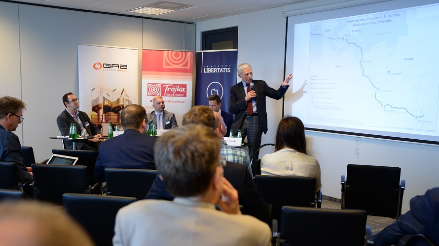 Od lewej siedzą: dr Szymon Kardaś, Ośrodek Studiów Wschodnich, dr Dawid Piekarz, Instytut Staszica, Wojciech Jakóbik, moderator, Piotr Naimski, Sekretarz stanu w KPRM, Pełnomocnik Rządu ds. Strategicznej Infrastruktury Energetycznej